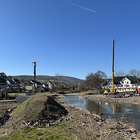 Bauarbeiten an der neuen Bachemer Brücke im Stadtteil Bachem mit Blick auf Ahr und Umgebung bei klarem Himmel.