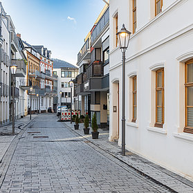 Blick auf die leere aber sonnige Ahrstraße.