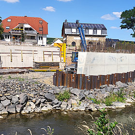 Baufortschritt der Bachemer Brücke im Stadtteil Bachem am Ahr-Ufer bei sonnigem Wetter und klarem Himmel.