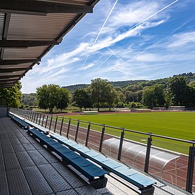 Apollinarisstadion im Stadtteil Bad Neuenahr – moderne Sportstätte im Bau mit Tribünen und Laufbahn im Ahrtal.