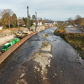 Baustelle an der Carl-von-Ehrenwall-Allee im Stadtteil Ahrweiler mit Stützwand und Baumaschinen am Flussufer.