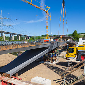 Blick auf die Baustelle von Nahem vor strahlend blauem Himmel.