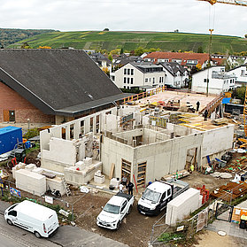 Bau der neuen Kita St. Pius im Stadtteil Bad Neuenahr mit Kranausblick und umliegenden Wohnhäusern.