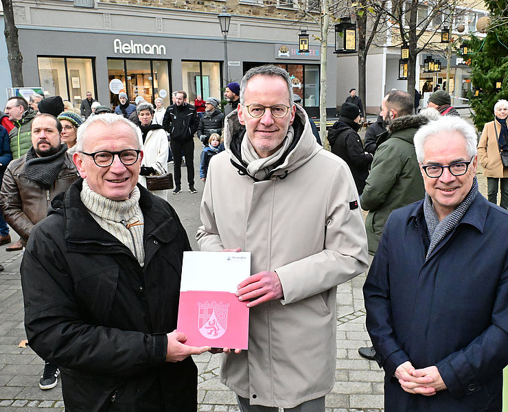 Personen bei der Übergabe eines Dokuments in der Innenstadt