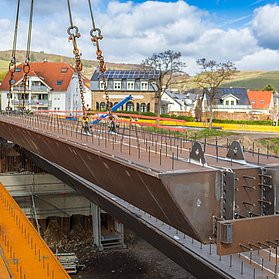 Bauarbeiten an der neuen Bachemer Brücke im Stadtteil Bachem, Teil der Infrastruktur im Ahrtal.
