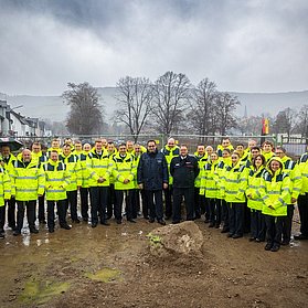 Feuerwehr Ahrweiler im Stadtteil Ahrweiler versammelt auf der Baustelle des neuen Feuerwehrhauses bei grauem Himmel.