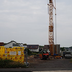 Baustelle der neuen Kita St. Pius im Stadtteil Bad Neuenahr mit Baukran und Baumaterialien sichtbar.