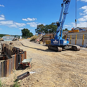 Bauarbeiten an der Bachemer Brücke im Stadtteil Bachem mit Baumaschinen und Baustellenequipment im Ahrtal.
