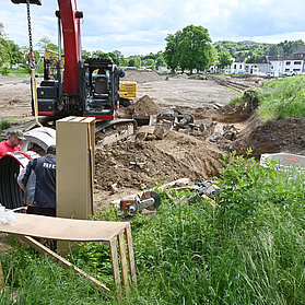 Feuerwehrhaus Ahrweiler im Bau im Stadtteil Ahrweiler mit Bagger und Arbeitern auf der Baustelle.