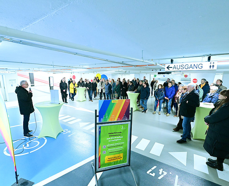 Viele Besucher hören dem Bürgermeister bei seiner Rede in der Marktgarage zu