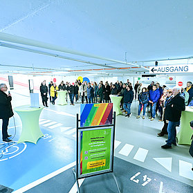Viele Besucher hören dem Bürgermeister bei seiner Rede in der Marktgarage zu