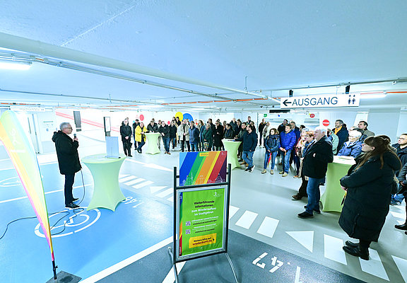 Viele Besucher hören dem Bürgermeister bei seiner Rede in der Marktgarage zu