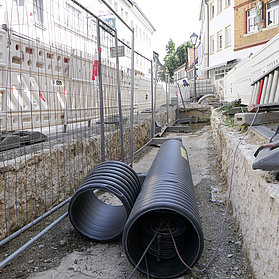 Bauzäune und Röhren auf der offenen Baustelle in der Niederhut.