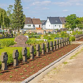 Ahrtor-Friedhof Ahrweiler im Stadtteil Ahrweiler mit Reihen von Grabkreuzen und gepflegtem Friedhof unter blauem Himmel.
