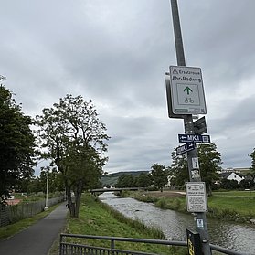 Ahr-Radweg in Bad Neuenahr-Ahrweiler mit Radweg am Flussufer, aktuell als Ersatzroute ausgeschildert.