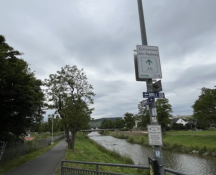 Ahr-Radweg in Bad Neuenahr-Ahrweiler mit Radweg am Flussufer, aktuell als Ersatzroute ausgeschildert.
