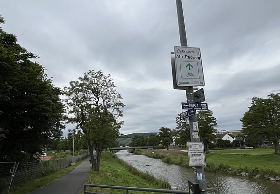 Ahr-Radweg in Bad Neuenahr-Ahrweiler mit Radweg am Flussufer, aktuell als Ersatzroute ausgeschildert.
